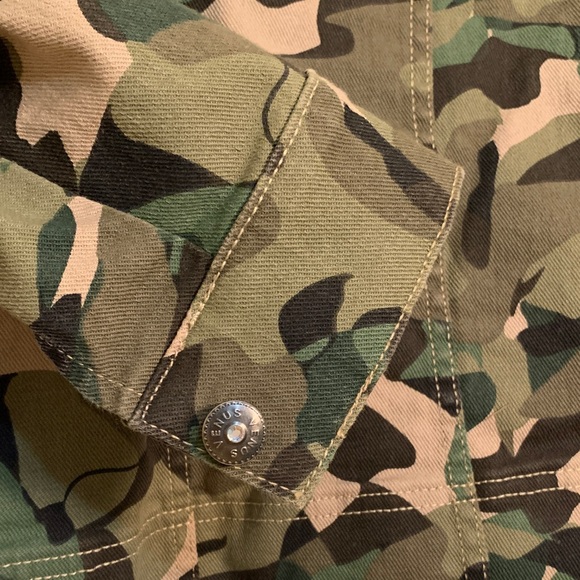 VENUS Green Camouflage Utility Jean Jacket - Picture 6 of 8